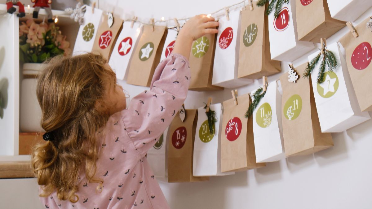 Dziewczynka otwiera kalendarz adwentowy