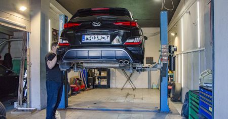Zarabiają na oszczędnościach producentów. Im gorsze auto, tym dla nich lepiej