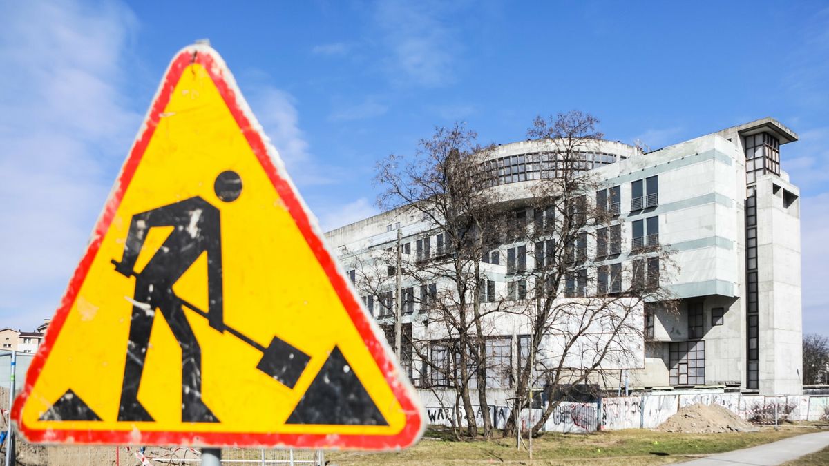 reporter_baza_2021-03
23.03.2021 Warszawa Bielany Rondo Ofiar Zbrodni Katynskiej na zbiegu alei Armii Krajowej alei Obroncow Grodna ulicy Generala Maczka i ulicy Powazkowskiej Dawny budynek biurowo administracyjny EuRoPol GAZ SA System Gazociagow Tranzytowych projektu Tadeusza Spychaly przy ulicy Literackiej fot. Adam Burakowski/REPORTER
Adam Burakowski/REPORTER