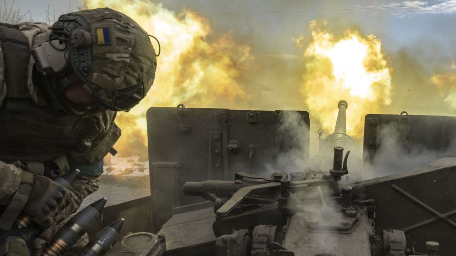 BAKHMUT, UKRAINE - APRIL 02: Ukrainian servicemen fire an artillery shell near the frontline area amid the Russia-Ukraine war, in Bakhmut, Ukraine on April 02, 2023. (Photo by Muhammed Enes Yildirim/Anadolu Agency via Getty Images)