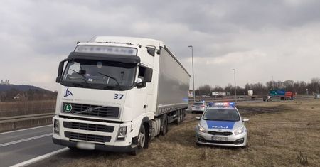 Na autostradzie A4 jechał slalomem. Kierowca pił w trakcie jazdy