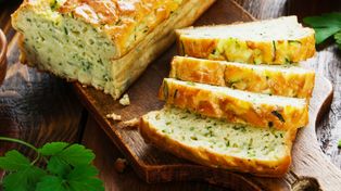 Piekarnie zamknięte, a pieczywo się kończy? Wypróbuj przepis na wytrawny chlebek z cukinii