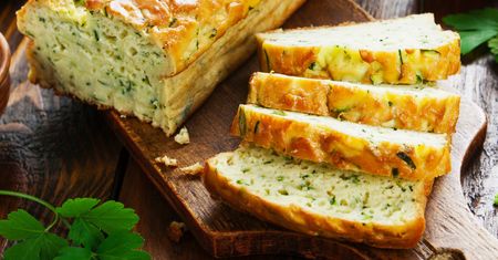 Piekarnie zamknięte, a pieczywo się kończy? Wypróbuj przepis na wytrawny chlebek z cukinii