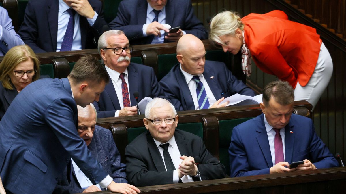 Na zdjęciu politycy PiS w ławach sejmowych w tym m.in. Jarosław Kaczyński