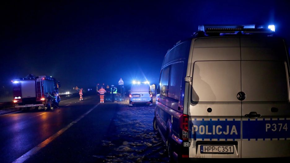 Koszmarny wypadek na DK81. Wpadł pod auto, potem pod ciężarówkę 
