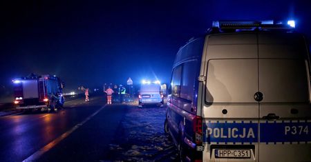 Koszmarny wypadek na DK 81. Wpadł pod auto, potem pod ciężarówkę
