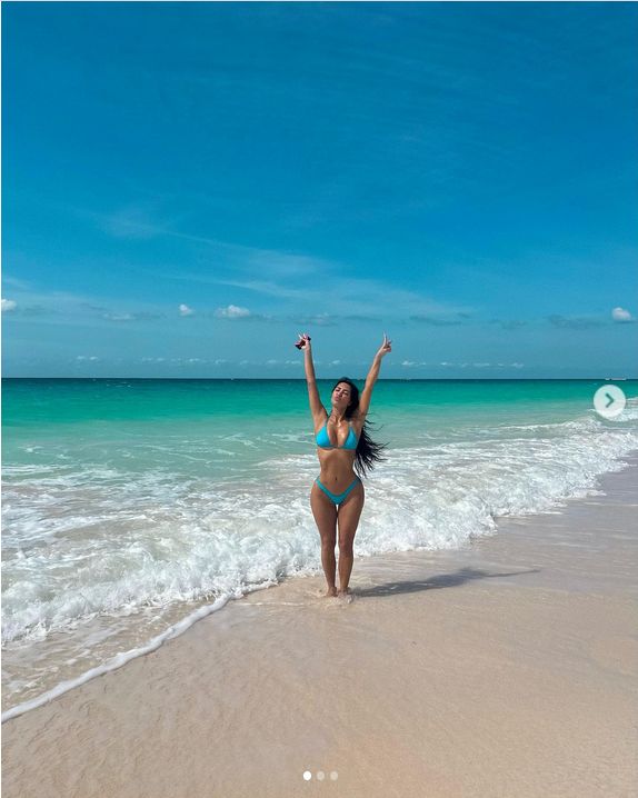 Kim Kardashian pozuje na plaży w błękitnym bikini
