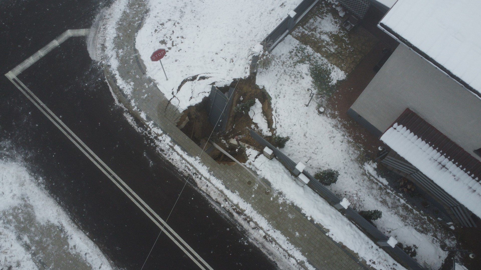 Mieszkańcy Olkusza w szoku. Zapadlisko pojawiło się tuż przy domu
