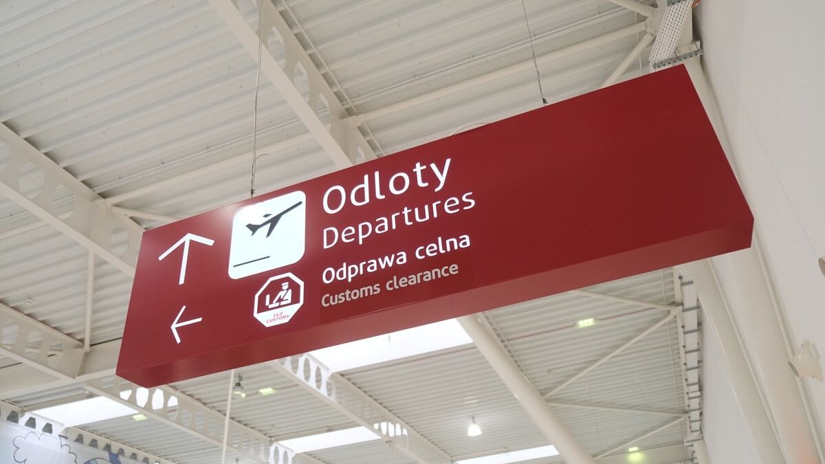 Tablica odloty i odprawa celna w Porcie Lotniczym Lublin