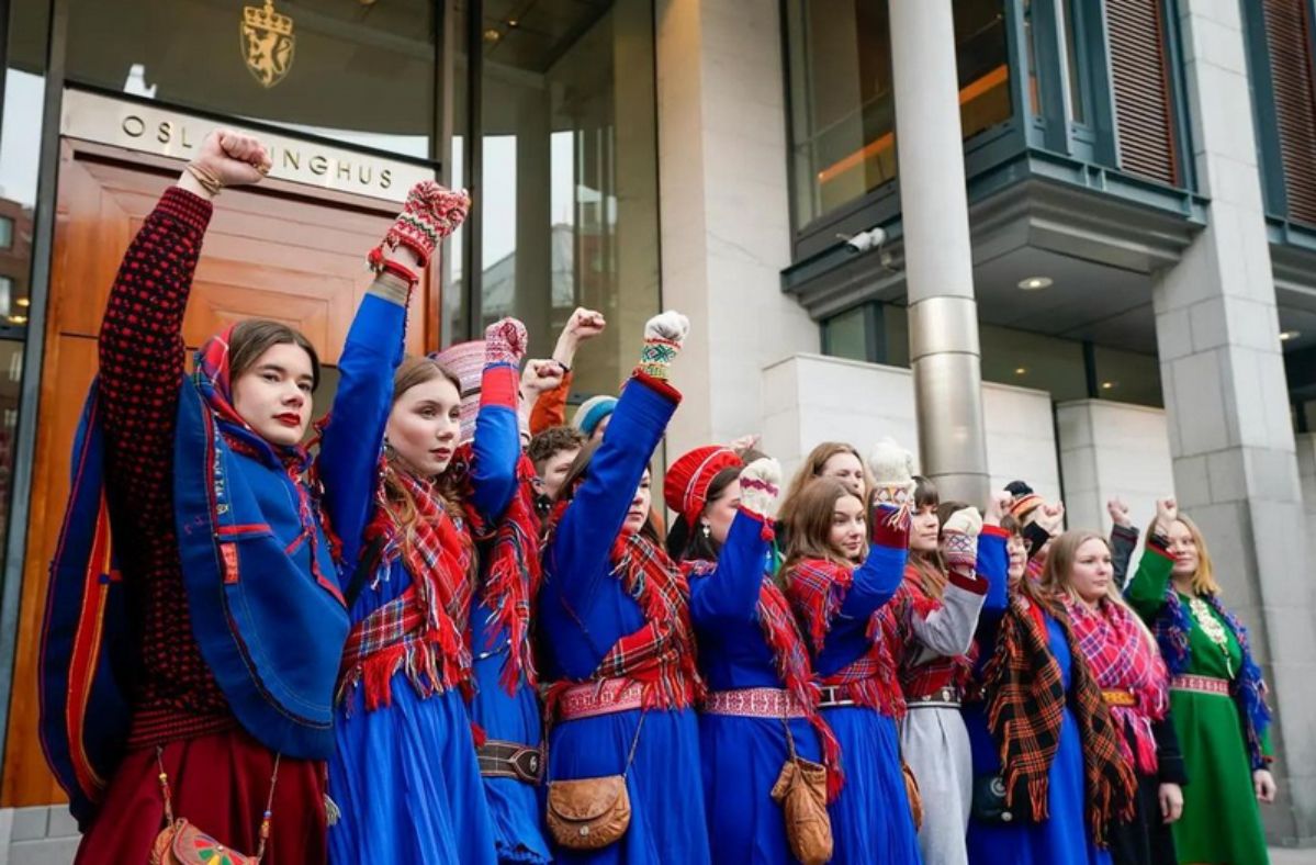 The Russian government is fighting against the Saami people.