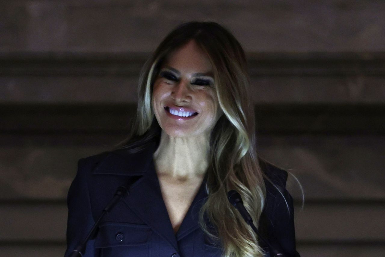 WASHINGTON, DC - DECEMBER 15: Former U.S. first lady Melania Trump delivers remarks during a naturalization ceremony at the National Archives on December 15, 2023 in Washington, DC. During the ceremony 25 people from 25 nations were sworn in as new U.S. citizens.  (Photo by Alex Wong/Getty Images)