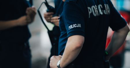 Wyważyli drzwi do mieszkania. Wcześniej w oknie zobaczyli chłopczyka