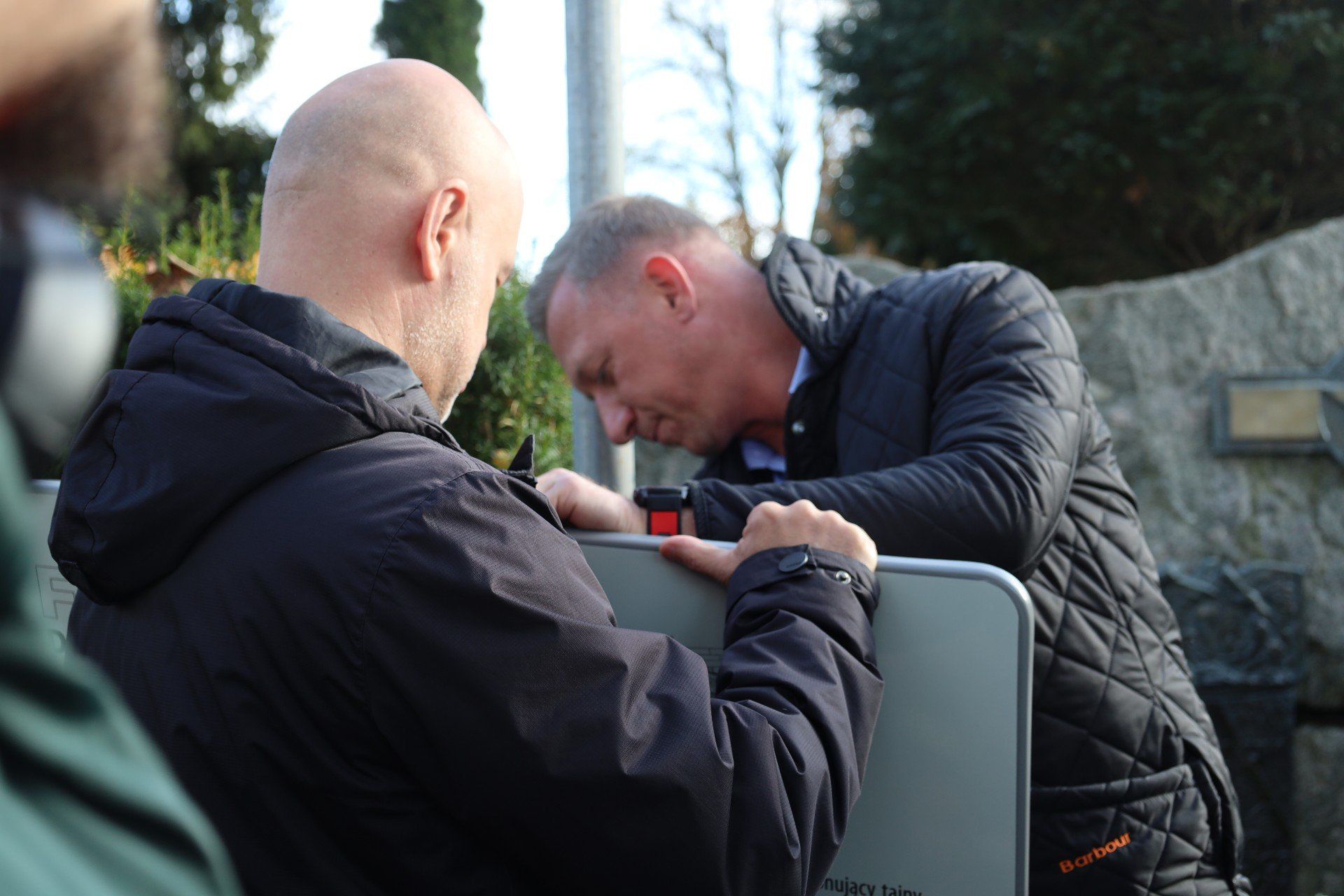 Montaż tablicy informacyjnej, wyjaśniającej szczegóły katastrofy lotniczej w Wilczych Laskach w 1944 roku