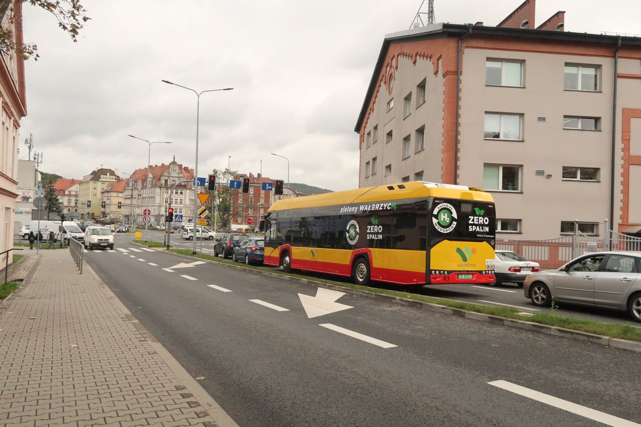 Jedlina-Zdrój: Rusza budowa ronda. Objazdy na trasie Wałbrzych - Głuszyca i zmiany w komunikacji miejskiej