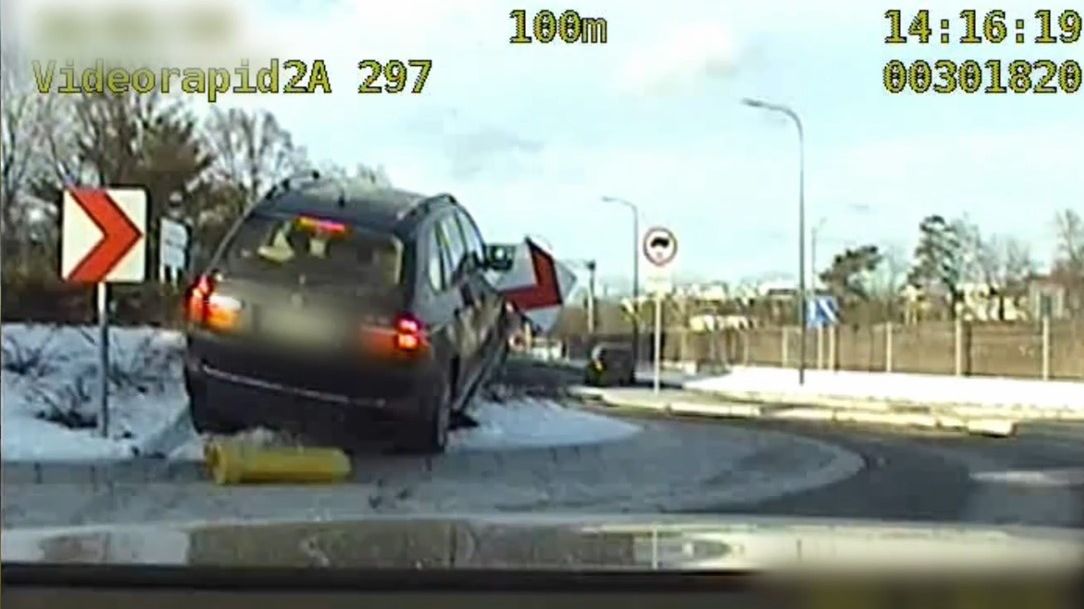 Kierowca BMW wjechał na środek ronda
