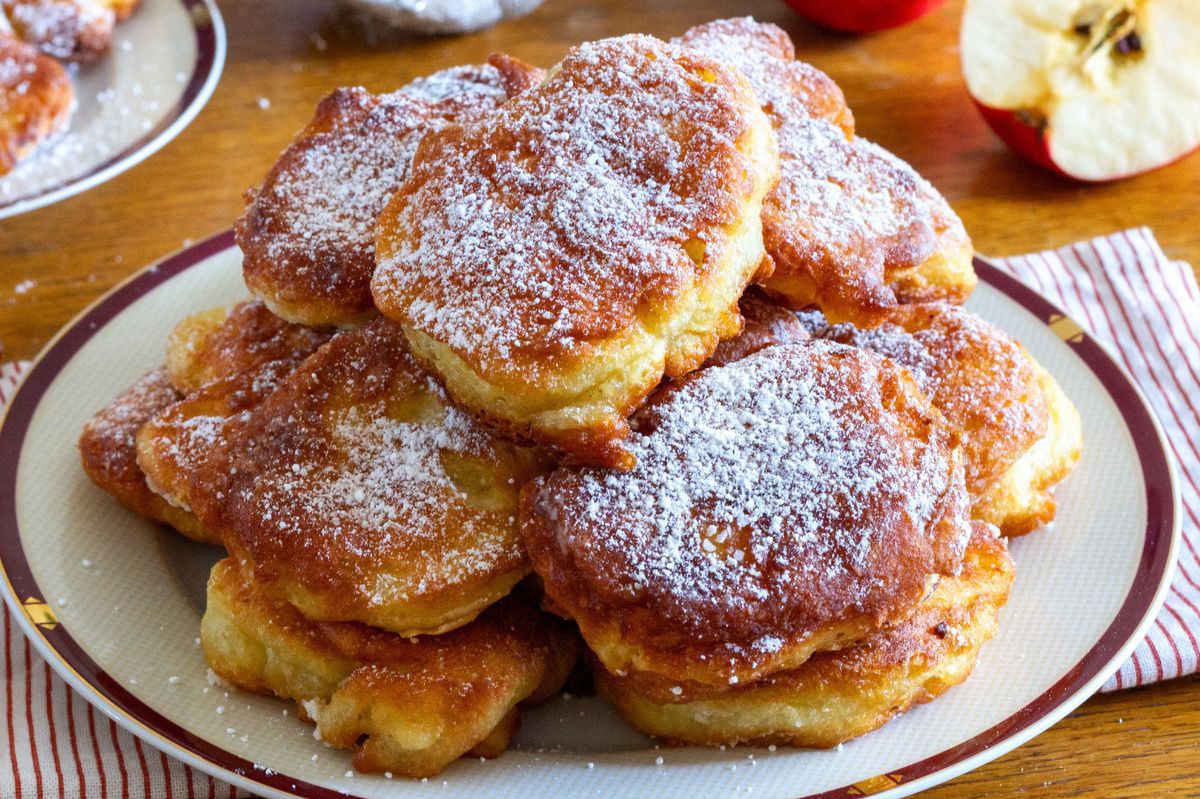 Wyglądają jak pączki, a to racuchy. Ciasto pięknie rośnie i jest puszyste