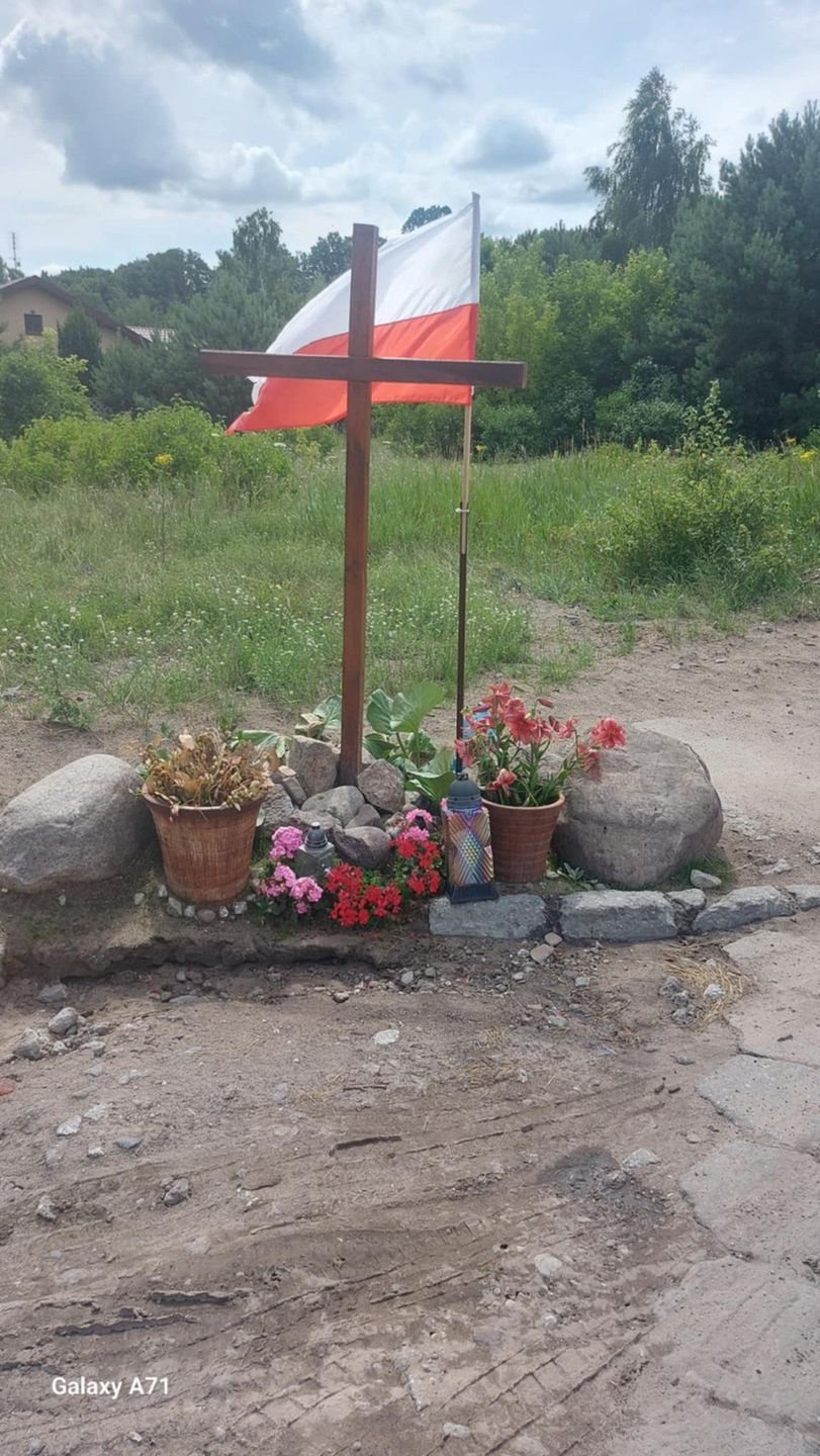 Krzyż przy ul. Parkowej pojawił się w połowie czerwca. - To miejsce modlitwy do Boga o zdrowie i ochronę przed trującym odorem z kompostowni – piszą mieszkańcy.
