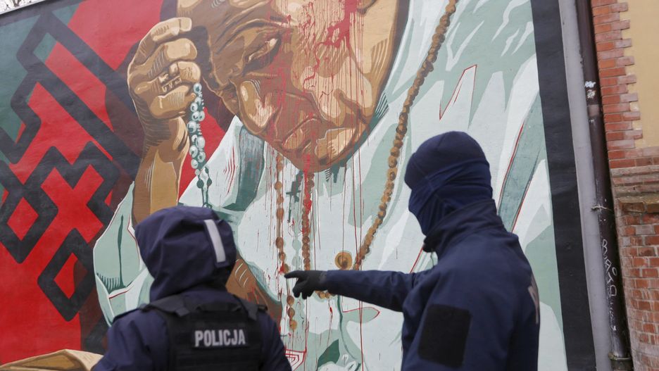 Policja przed zniszczonym muralem we Wrocławiu