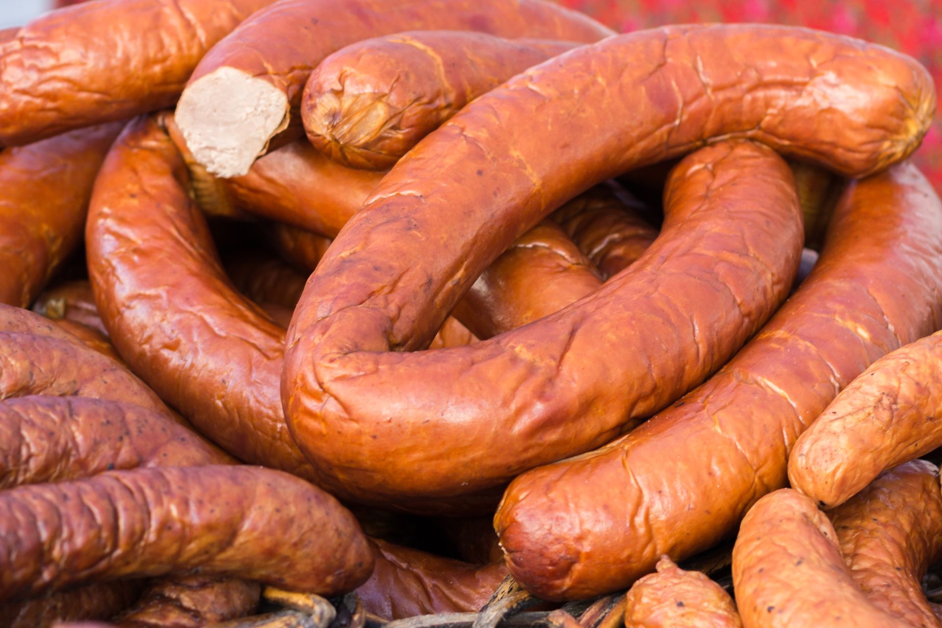 Jak ściągnąć skórkę z kiełbasy? Mało kto zna ten trik i później się męczy