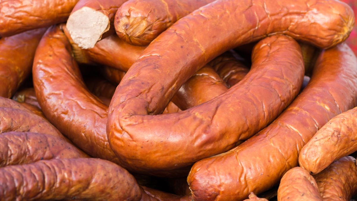 Jak ściągnąć skórkę z kiełbasy? 