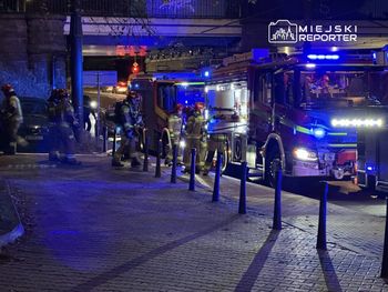 Warszawa: Ogień w budynku na Pradze. Na miejscu cztery zastępy straży