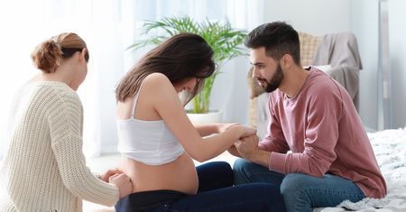 Pozycja horyzontalna a poród w pozycji wertykalnej. Czym się różnią?