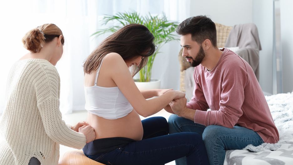 Pozycja horyzontalna a poród w pozycji wertykalnej. Czym się różnią?