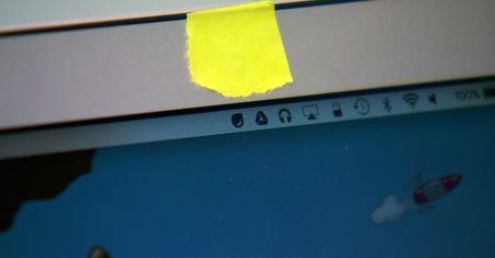 Zaklejasz kamerę w laptopie? Według Apple robisz poważny błąd
