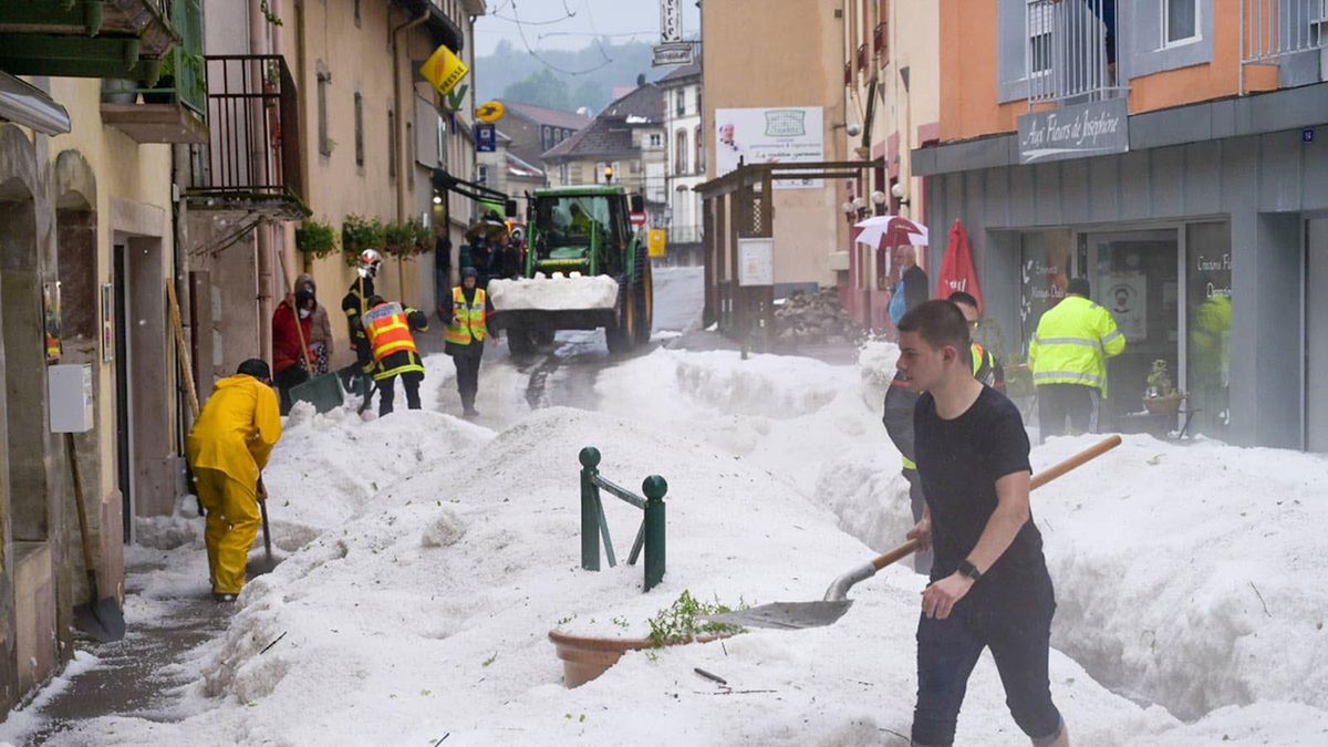 Załamanie pogody we Francji. W środku lata krajobraz zmienił się z letniego na zimowy