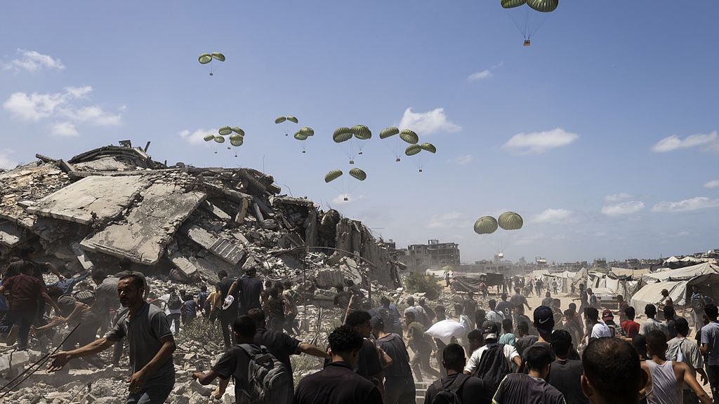 Palestinians flock for humanitarian aid in Gaza
GAZA CITY, GAZA - AUGUST 7: Planes drop aid packages by parachute amid Israeli attacks as the Palestinians flock to the area where the humanitarian aid packages land over western Gaza City, Gaza on August 7, 2025. (Photo by Mahmoud Abu Hamda/Anadolu via Getty Images)
Anadolu
palestinians, flock, damage, building, kids, destroyed, crowd, packages, gaza, planes drop, children