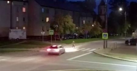 Zmiótł kobietę na pasach, szuka go policja. Drastyczne nagranie