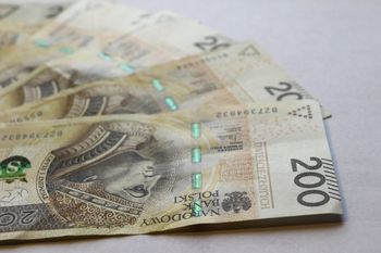 Policjanci wbiegli do banku. Para ze Śląska prawie straciła 74 tys. zł