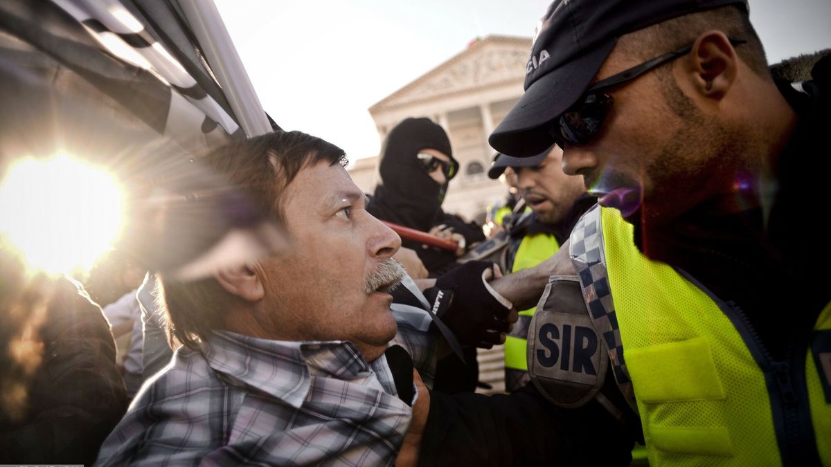 arch11
TOPSHOTS  Demonstrators shout slogans in front of the Portuguese parliament during a civil servants union "Frente Comum" demonstration against the Portuguese government austerity measures. TOPSHOTS/AFP PHOTO/ PATRICIA DE MELO MOREIRA
PATRICIA DE MELO MOREIRA