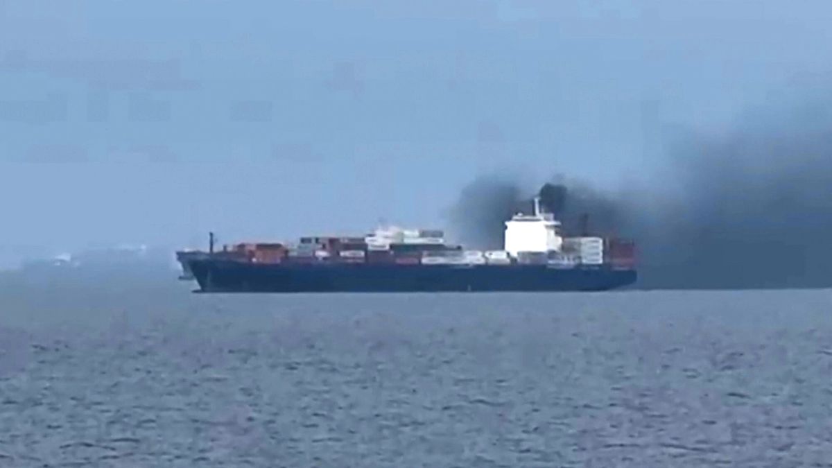 Zdjęcie z 13 marca 2026 r., pokazujące pożar na kontenerowcu Source Blessing, znajdującym się w Zatoce Perskiej