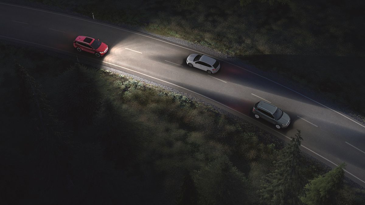 Za jazdę na niewłaściwych światłach policja może wlepić kierowcy 200 zł mandatu i 4 punkty karne 