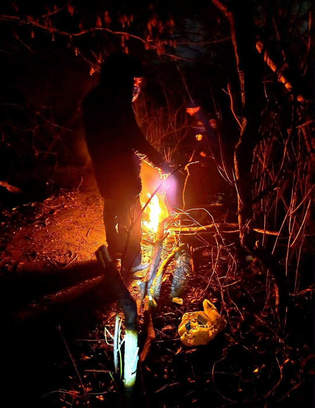 Bezdomny mężczyzna chciał się ogrzać 