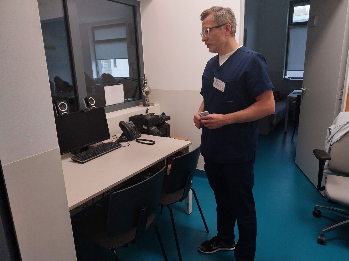 Pokój sądowy na oddziale szpitalnym. Tu pacjenci uczestniczą w rozprawach, bo wielu wchodzi w konflikt z prawem