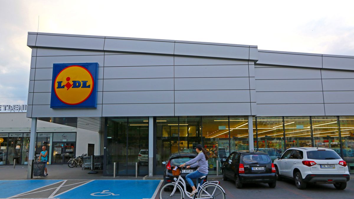 Building of Lidl store in Rzeszow city, Poland
Rzeszow, Poland - July 16, 2019: Lidl store on Podwislocze Street in Rzeszow city, Podkarpackie Voivodeship, Poland. There are about 12,000 stores of Lidl brand in 31 countries, and over 800 in Poland
katatonia82
discount chain, lidl, sklep