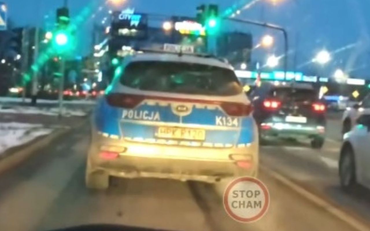 Policjanci nagrani. Spójrzcie na światła. Mamy głos z komendy