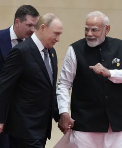 Wpadli sobie w ramiona. Ciepłe powitanie Putina i Modiego