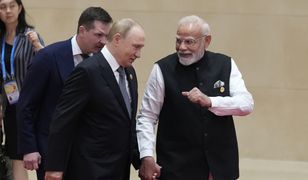 Wpadli sobie w ramiona. Ciepłe powitanie Putina i Modiego