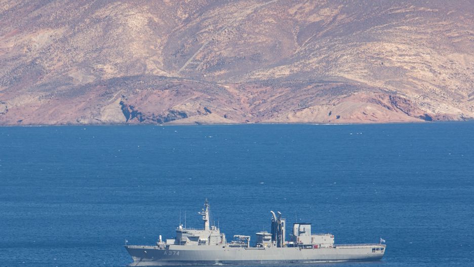 Po błękitnych greckich wodach wokół Krety przemieszczają się wojenne okręty, a niebo przecinają wojskowe samoloty F-16