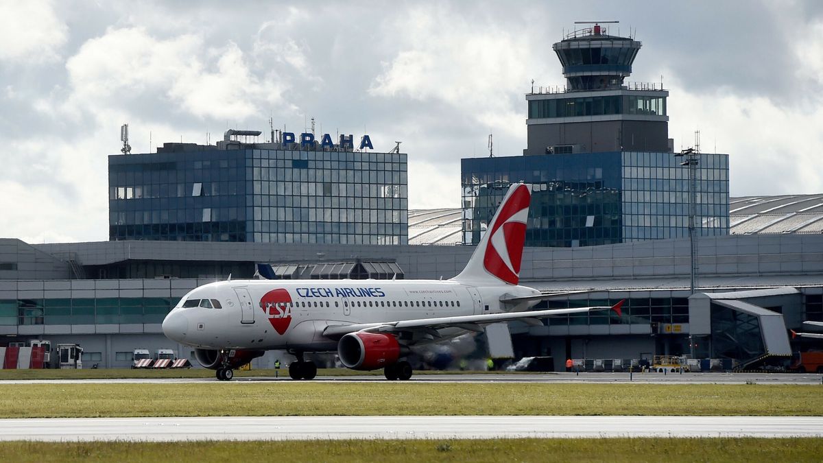 Lotnisko w Pradze. Zdjęcie ilustracyjne