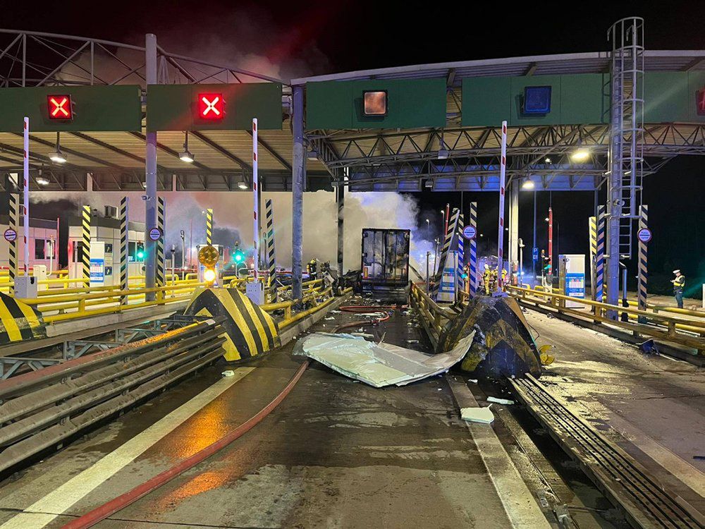 Tragedia na autostradzie A2. Ciężarówka staranował automat biletowy i stanęła w płomieniach, kierowca zginął