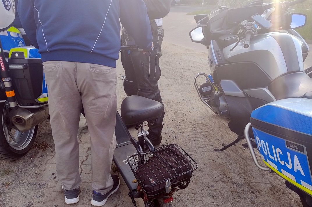 Pojazd z siodełkiem nie jest już hulajnogą, a motorowerem