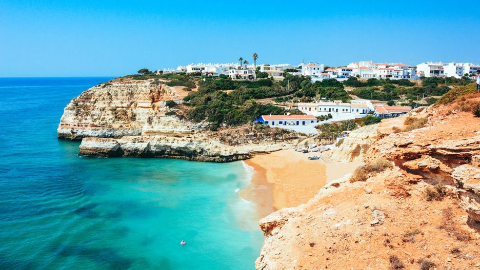 Algarve słynie z pięknych i szerokich plaż