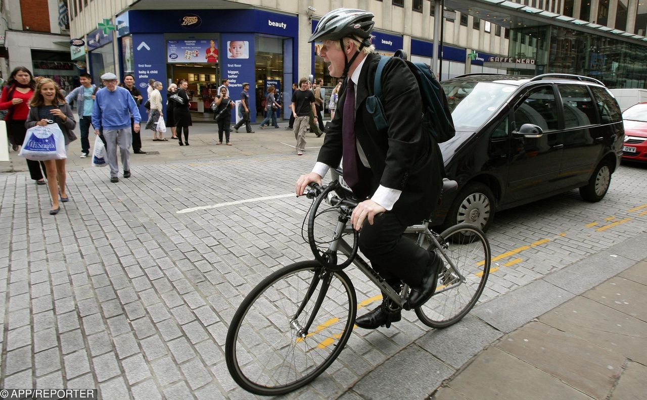 Ówczesny prezydent Londynu Boris Johnson opuszcza ratusz na rowerze po ogłoszeniu obowiązywania opłaty za wjazd samochodem do centrum (fot. APP/REPORTER)