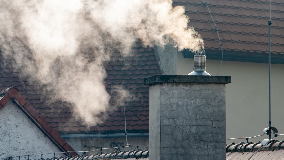 Dym; komin; dach; komin na dachu; smog; zanieczyszczenia; węgiel; CO2