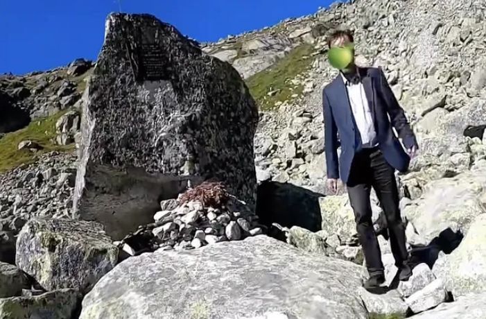 Mężczyzna wybrał się w góry w garniturze