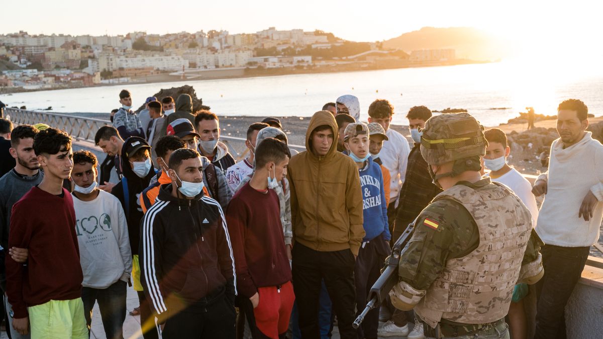 Migrant influx to Ceuta
CEUTA, SPAIN - MAY 19: Spanish army officer speaks with young migrants who will be returned to Morocco on May 19, 2021. Approximately 8 thousand migrants, mostly Moroccans, have crossed the Spanish border through the Tarajal pass since last Monday. Thousands have been returned to Morocco. (Photo by Diego Radames/Anadolu Agency via Getty Images)
Anadolu
migrant, migrants